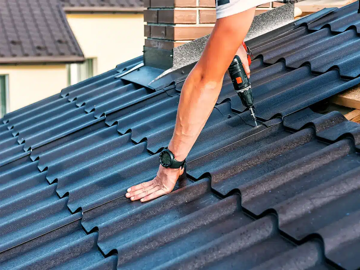 installs metal roofing tiles